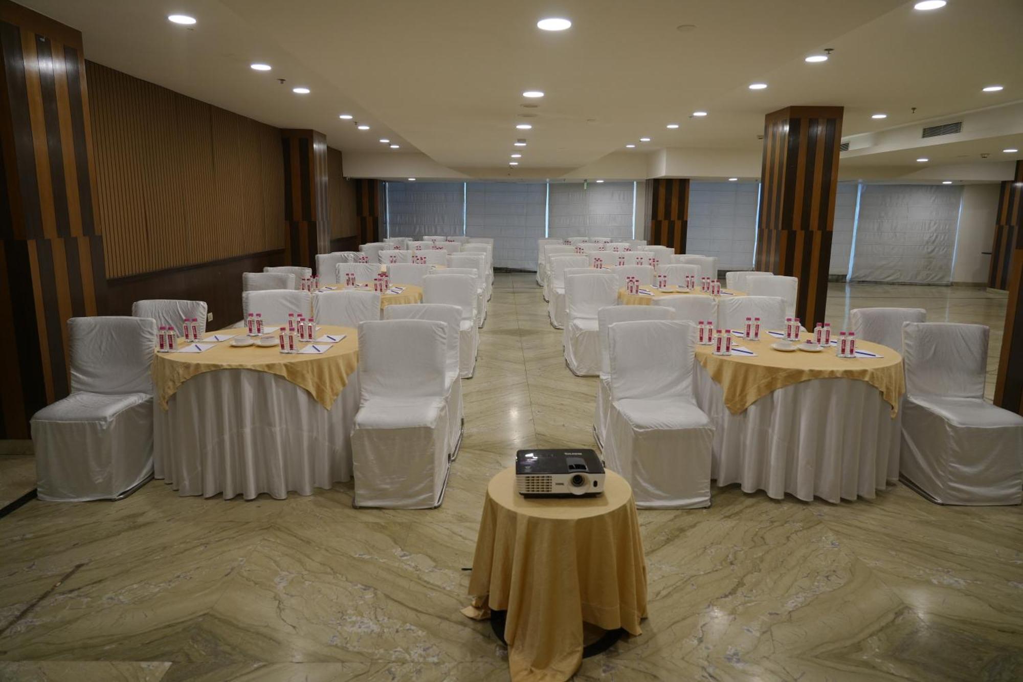 Four Points By Sheraton Вадодара Екстериор снимка