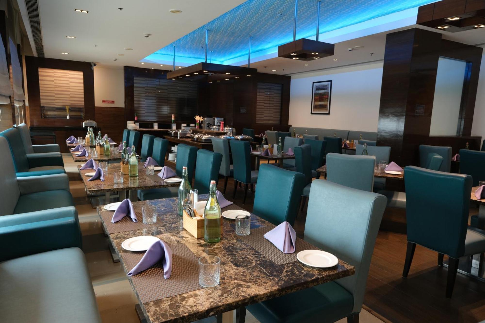 Four Points By Sheraton Вадодара Екстериор снимка