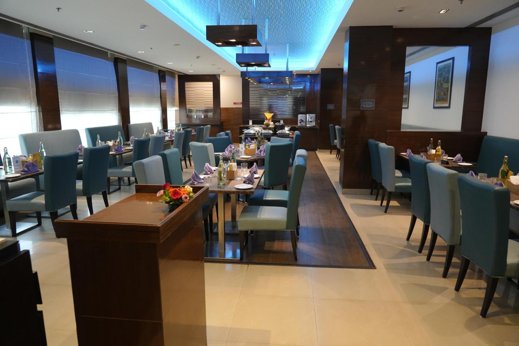 Four Points By Sheraton Вадодара Екстериор снимка