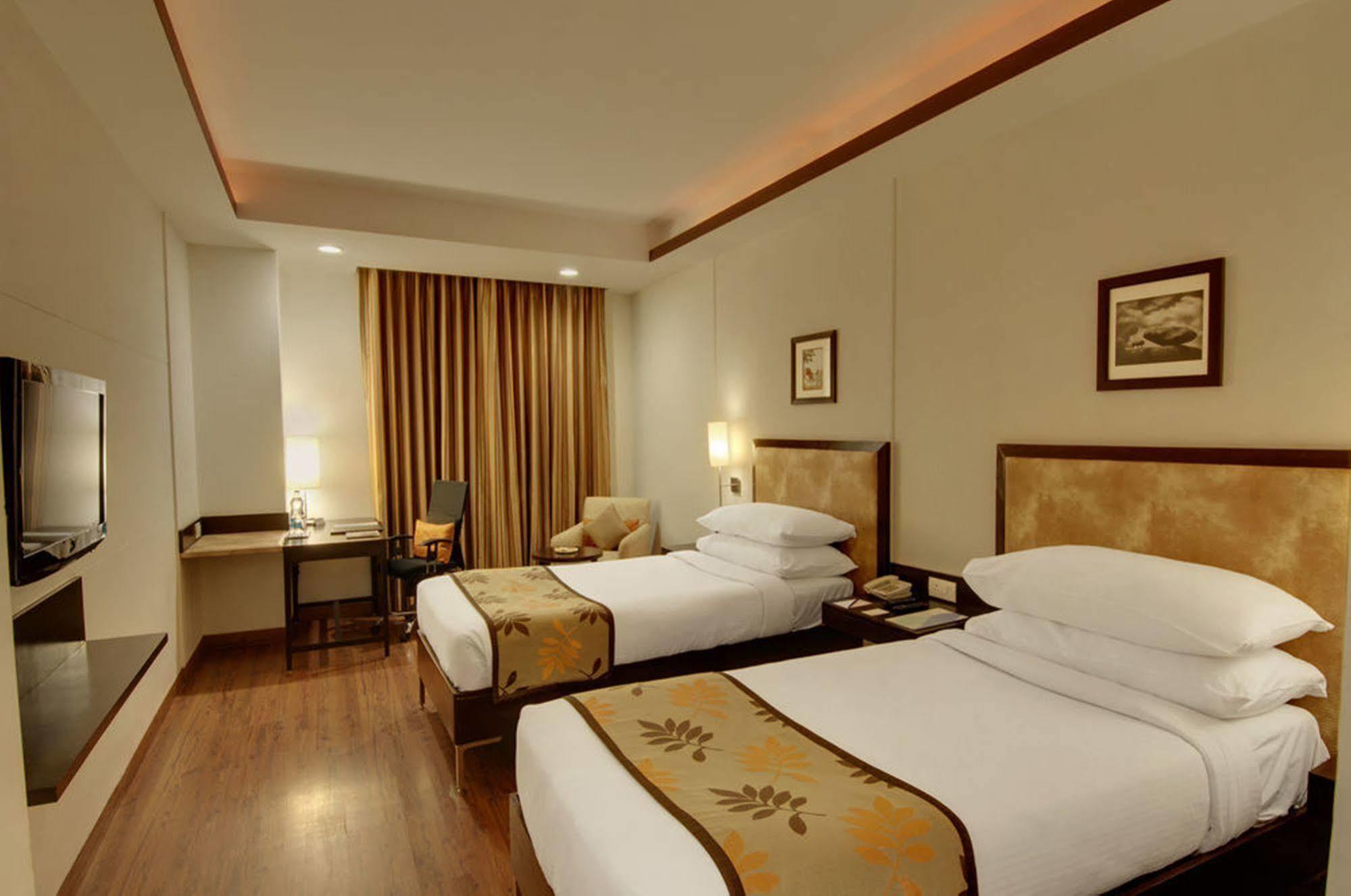 Four Points By Sheraton Вадодара Екстериор снимка