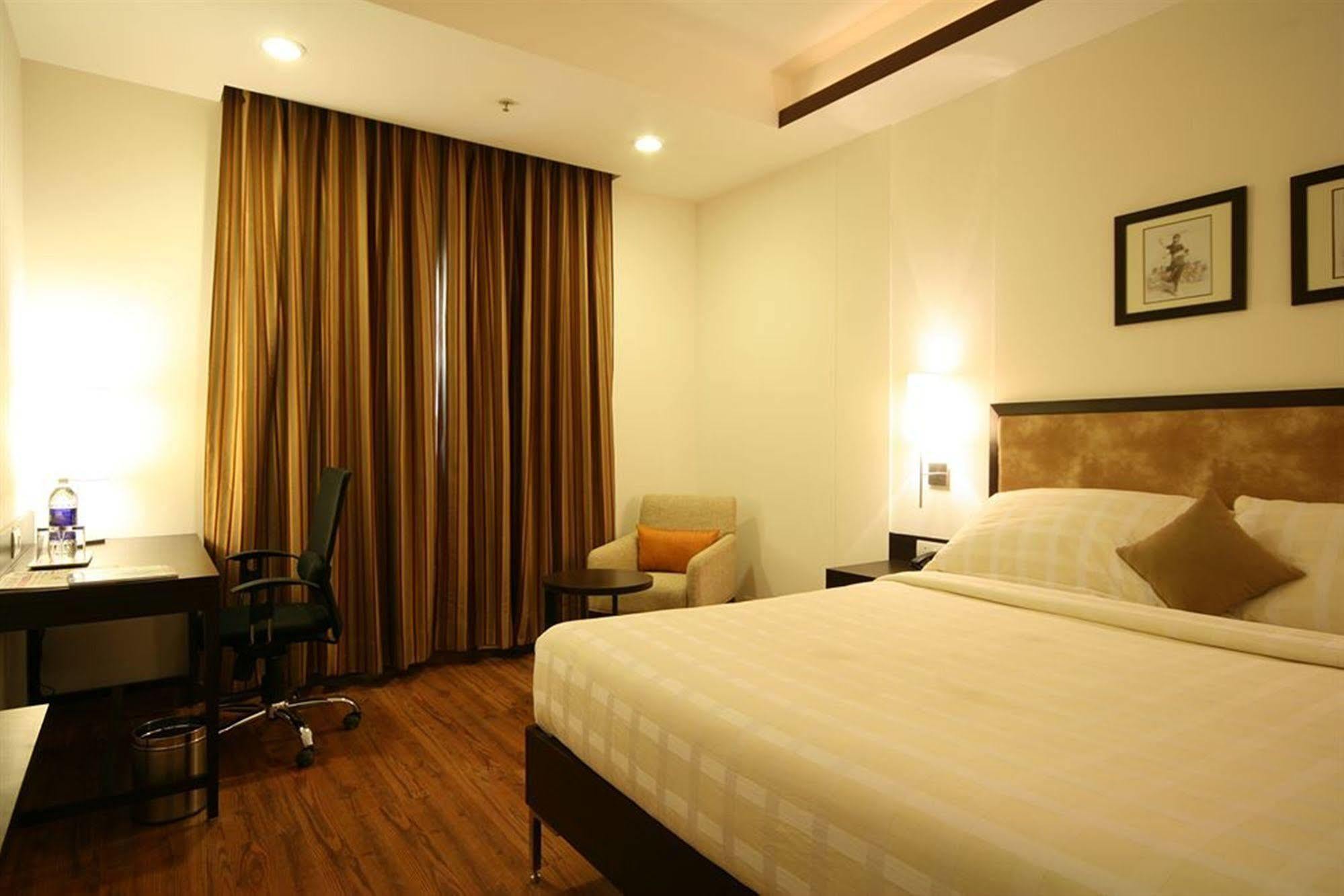 Four Points By Sheraton Вадодара Екстериор снимка